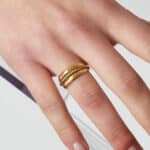 Złoty pierścionek na palcu dłoni