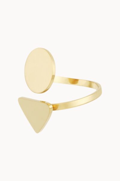 Złoty pierścionek z okrągłym i trójkątnym zakończeniem.
