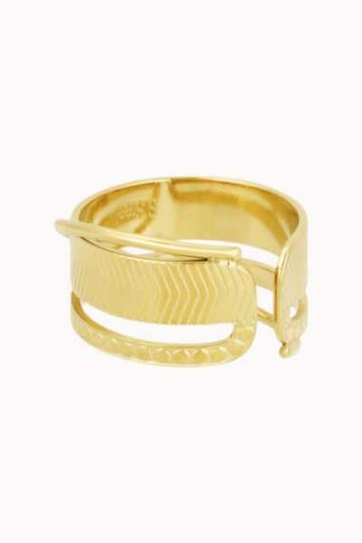 Złoty pierścionek z ozdobnym wzorem