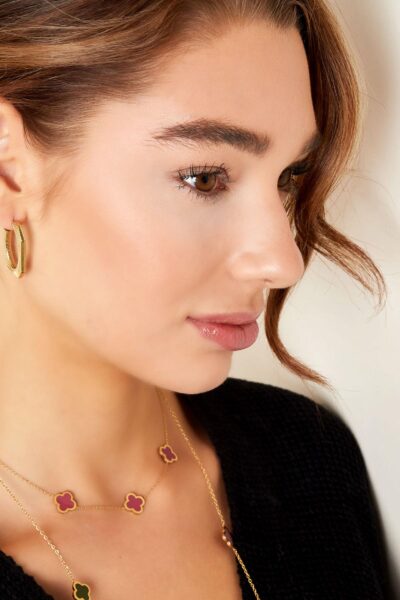 Profil kobiety z biżuterią, naszyjnik i kolczyki.