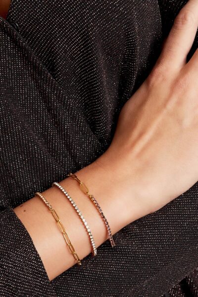 Trzy złote bransoletki na ręce