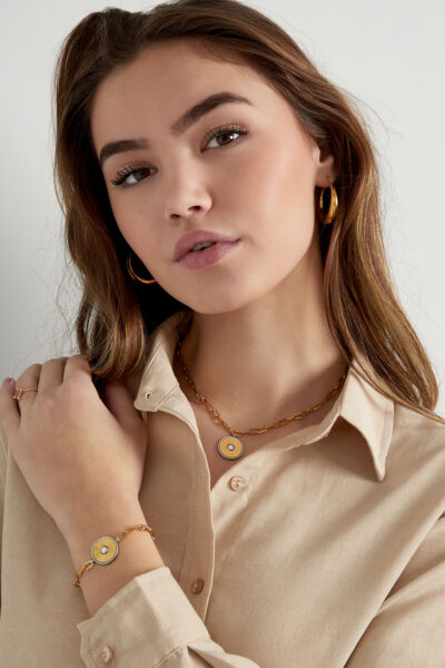 Kobieta z biżuterią na szyi i ręce