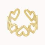 Pozłacany pierścionek z sercami, styl romantyczny.