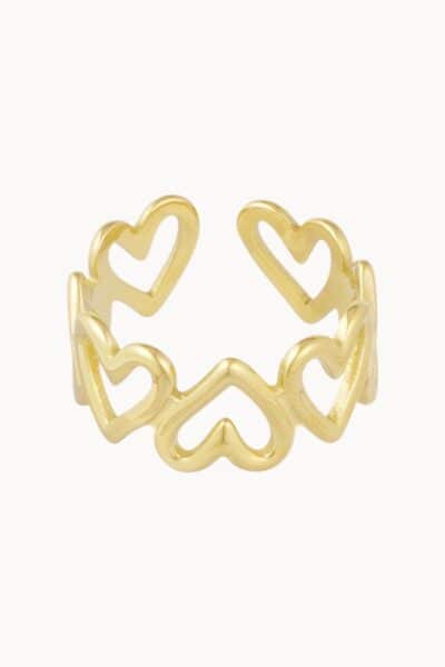 Pozłacany pierścionek z sercami, styl romantyczny.