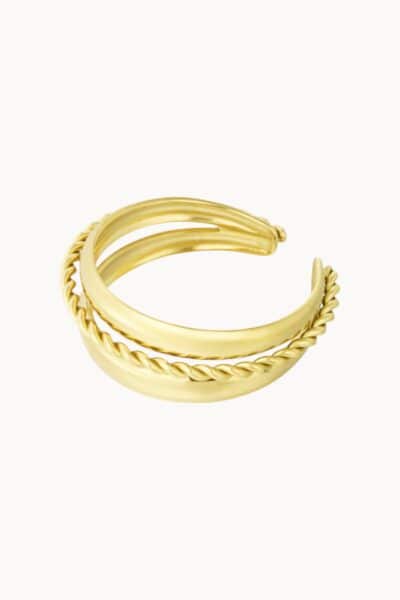 Złoty pierścionek z ozdobnym splotem.